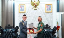 Tingkatkan Pertahanan Siber, Kasum TNI Terima Kunjungan Kepala Staf Digital Intelijen Militer Singapura - JPNN.com