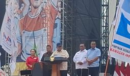 Tingkah Presiden Prabowo saat Pidato Hari Buruh, Seruput Kopi hingga Sindir Koruptor - JPNN.com