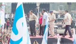 Lihatlah Aksi Presiden Prabowo Melepas Kemeja di Depan Buruh - JPNN.com