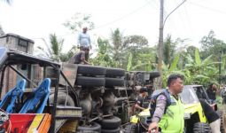 Truk Tabrak Minibus dan Rumah di Purworejo, 11 Meninggal - JPNN.com