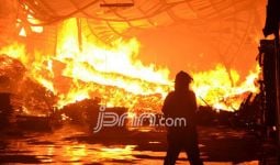 Kebakaran di Pasar Senen, Petugas Kewalahan Memandamkan - JPNN.com