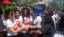 Gelar Aksi Simpatik, Gadis Ahok Bagikan Sapu Ijuk - JPNN.com