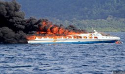Kapal Roro KM Santika Nusantara Terbakar - JPNN.com