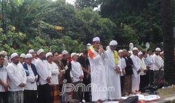 Massa Kontra Ahok Salat Berjemaah di Depan Auditorium - JPNN.com