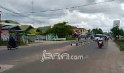 Mencurigakan, Jalan Baru Diaspal Kok Sudah Rusak - JPNN.com