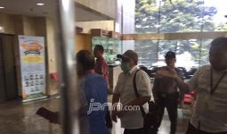 Pakai Masker dan Topi, Anas Penuhi Panggilan KPK - JPNN.com