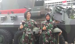 Pak Jokowi Deg-degan Dibawa Tentara Cantik Masuk Danau - JPNN.com