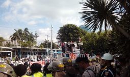 Massa Pendukung Habib Rizieq Lantunkan Surah Yasin - JPNN.com