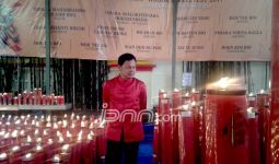 Sambut Imlek, Wako Bogor Sulut Lilin di Vihara Dhanagun - JPNN.com