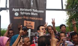 Permisi, Ahok Numpang Foto Berlatar Spanduk Agus-Sylvi - JPNN.com