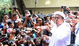 Massa FPI Lantunkan Selawat Khusus buat Habib Rizieq - JPNN.com