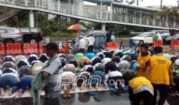 Massa FPI Gelar Sajadah di Jalan Sudirman - JPNN.com