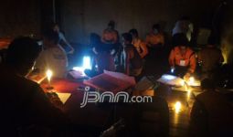 Waduh, Penghitungan Suara Pilkada Hanya Diterangi Lilin - JPNN.com