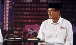 Sandiaga Uno Serahkan Jaket dari BJ Habibie ke KPK - JPNN.com