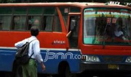 Brak! Metromini Tabrak Pejalan Kaki di Warung Buncit - JPNN.com