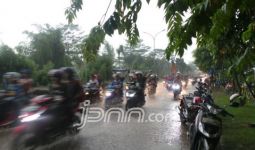 Bobotoh Rela Terjang Hujan Menuju Stadion Pakansari - JPNN.com