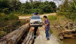 Ini Jalan Nasional, Kalau Hujan Jadi Mirip Bubur - JPNN.com