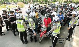Hindari Operasi Patuh Jaya, Pengendara Berhenti Menunggu Polisi Bubar - JPNN.com