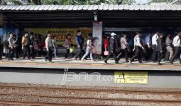 Batal Beroperasi September, Warga Serbu Stasiun Bekasi Timur - JPNN.com