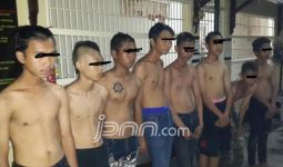 Anak Punk Tawuran, Bawa Celurit, Lempar Gir ke Polisi - JPNN.com