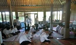 Hari ini Penentuan Hasil Pilkada, Puluhan Santri Berdoa di Rumah Anies Baswedan - JPNN.com