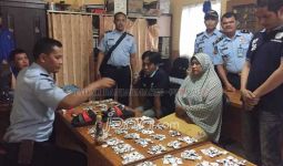 Ibu Berjilbab dan Tahanan Bertukar Sandal, Isinya Mengejutkan - JPNN.com