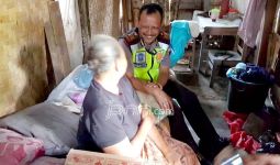 Polisi Berhati Mulia, Urunan Bantu Janda Miskin - JPNN.com