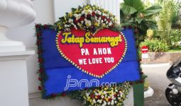 Ahok Kebanjiran Karangan Bunga, Beginilah Reaksinya... - JPNN.com
