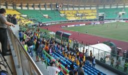 Bhayangkara FC 1-2 PS TNI: Dua Kartu Merah dan Aksi Lempar Botol - JPNN.com