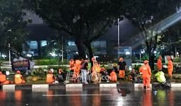 Pasukan Oranye Datang, Sampah Aksi May Day Hilang - JPNN.com
