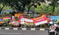 Lelah, Buruh Bersandar ke Tumpukan Karangan Bunga untuk Ahok-Djarot - JPNN.com