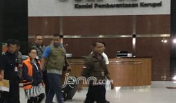 Kelar Jalani Pemeriksaan, Miryam Langsung Pakai Rompi Tahanan - JPNN.com