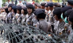 Tuntut Buka Blokade Jalan Menuju Istana, Massa: Kami Buruh, Tidak Makar! - JPNN.com