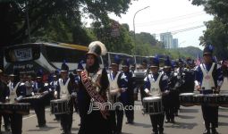 Lihat nih, Aksi Marching Band Ikut Meriahkan May Day - JPNN.com