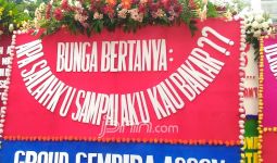Karangan Bunga Dibakar, Ahok: Sayang Aja, Itu Rezekinya Pasukan Oranye - JPNN.com