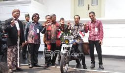 Senangnya Pemuda Ini Saat Pak Jokowi Berkenan Naik Motor Miliknya - JPNN.com