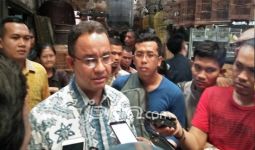 Anies Senyum-Senyum Masuk ke Toko Ahok - JPNN.com