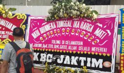 Beredar Kabar...Karangan Bunga Itu dari Internal Polisi Sendiri - JPNN.com