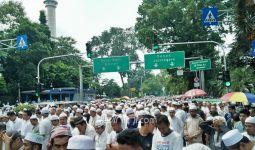 Istiqlal Penuh, Jemaah Aksi 55 Tutup Jalanan Buat Jumatan - JPNN.com