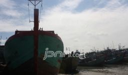 Kapal-kapal Milik Nelayan pun Ditambatkan - JPNN.com