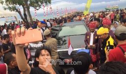 Ohoho.. Warga Antusias Selfie dengan Mobil Jokowi - JPNN.com