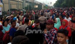 Massa Pendukung Ahok di Depan Rutan: Dobrak, Dobrak Pintunya! - JPNN.com
