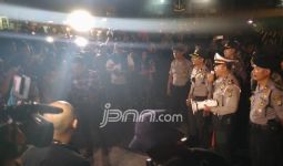 Polisi Bubarkan Massa Pendukung Ahok di Depan Mako Brimob - JPNN.com