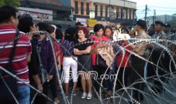 Sudah Petang, Massa Ahok Kembali Berkerumun, Teriakan Polisi tak Dihiraukan - JPNN.com
