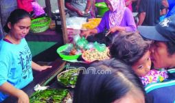 Meraup Untung Jelang Ramadan, Pedagang Kue Bisa Beli Motor - JPNN.com