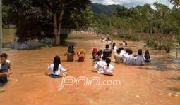 Lihatlah, Pelajar Melawan Banjir demi ke Sekolah - JPNN.com