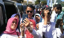 Waah Menteri Amran Jadi Rebutan Ibu-Ibu - JPNN.com