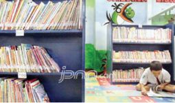 Prajurit TNI Sumbang Buku Bacaan ke Perpustakaan SMPN 1 Sebatik Utara - JPNN.com