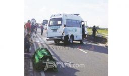 Lihatlah! Ambulans Kecelakaan, Keranda Terpental - JPNN.com