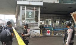 Semprotkan Disinfektan untuk Bersihkan Halte Transjakarta Kampung Melayu - JPNN.com